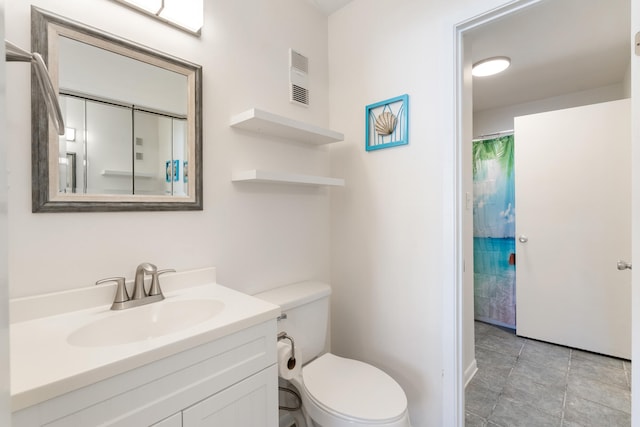 bathroom with vanity, a shower with shower curtain, toilet, and visible vents