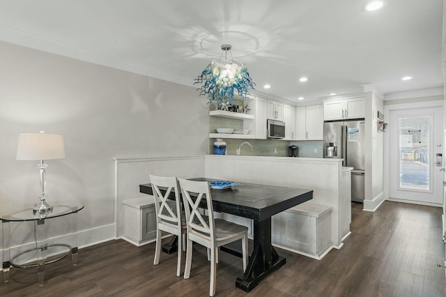 dining area featuring recessed lighting, baseboards, dark wood-style floors, and ornamental molding