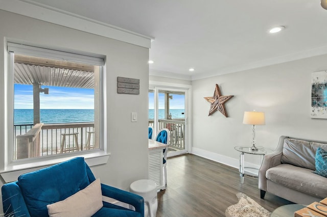 living area featuring recessed lighting, ornamental molding, baseboards, and wood finished floors