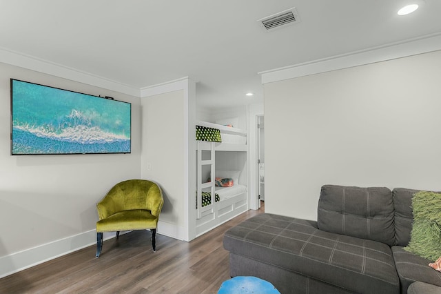 living area featuring visible vents, ornamental molding, wood finished floors, recessed lighting, and baseboards