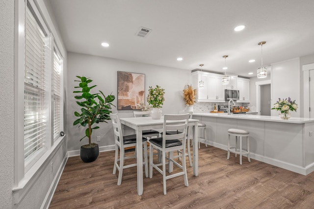 dining area featuring recessed lighting, wood finished floors, visible vents, and baseboards