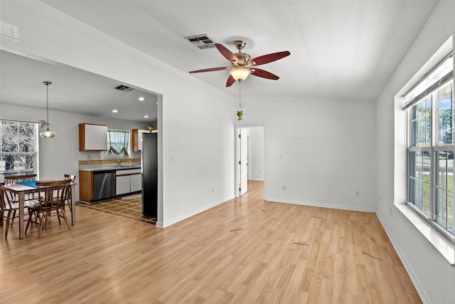 living area with baseboards, visible vents, light wood finished floors, recessed lighting, and ceiling fan