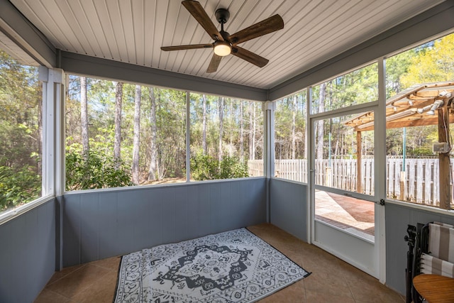 sunroom featuring ceiling fan