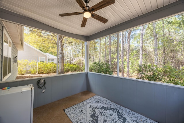 sunroom / solarium with ceiling fan