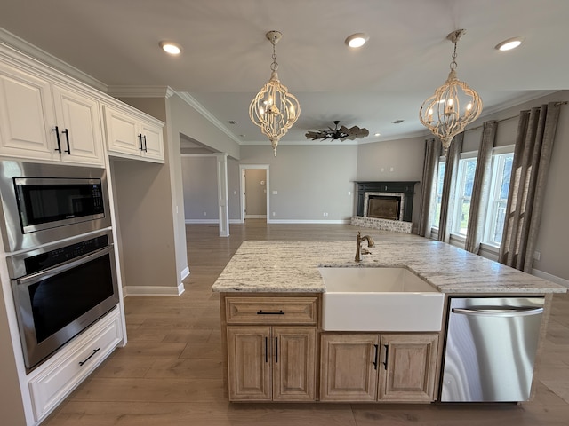 kitchen featuring a sink, open floor plan, a chandelier, and stainless steel appliances
