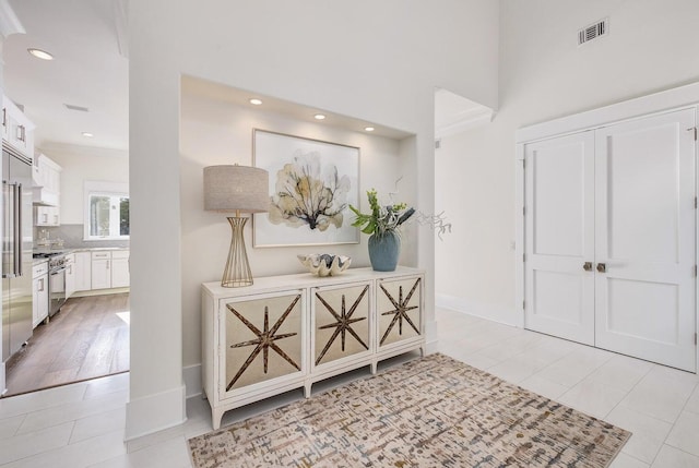 entryway with baseboards, visible vents, and recessed lighting