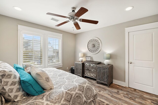26 Classic Court Ln, Santa Rosa Beach, FL 32459 - bedroom featuring visible vents, baseboards, ceiling fan, recessed lighting, and wood finished floors
