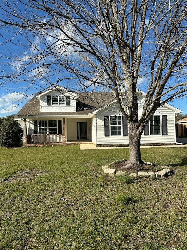 view of front facade with a front yard