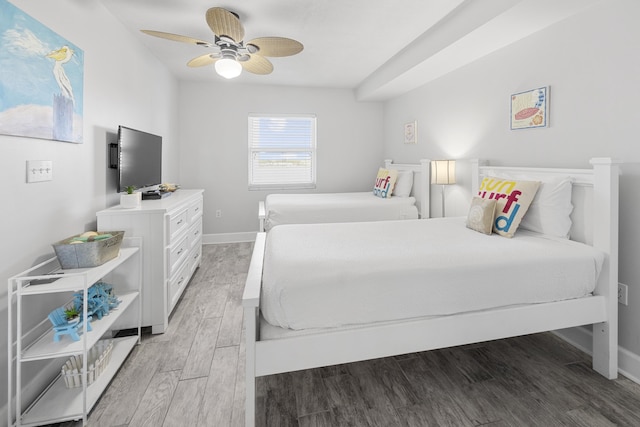 bedroom featuring a ceiling fan, baseboards, and light wood-style floors