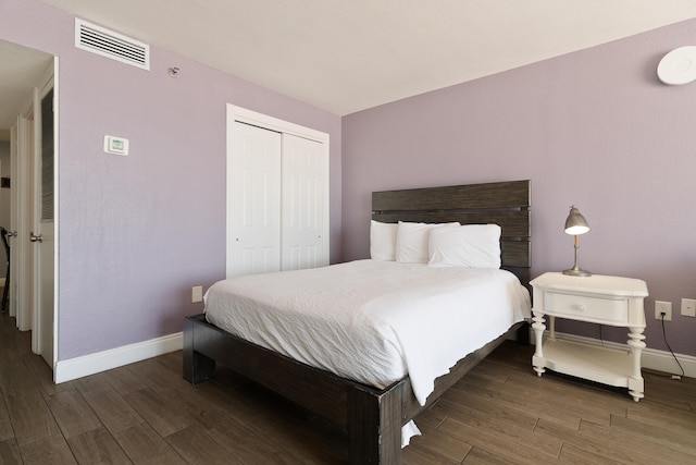 790 Santa Rosa Blvd Unit 403, Fort Walton Beach, FL 32548 - bedroom with a closet, baseboards, visible vents, and wood finished floors