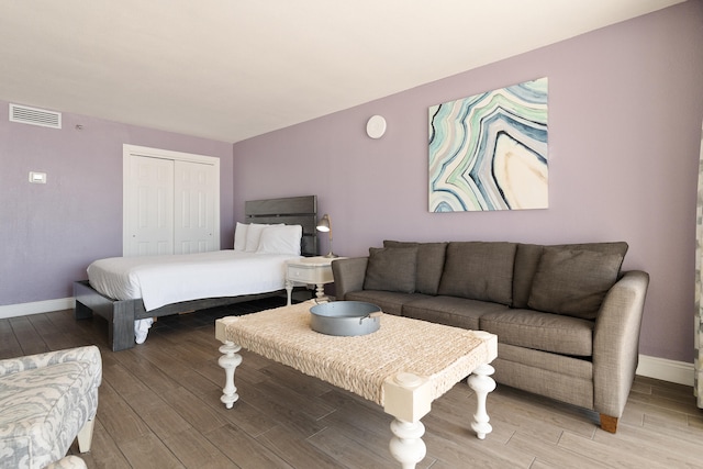 790 Santa Rosa Blvd Unit 403, Fort Walton Beach, FL 32548 - bedroom with light wood finished floors, baseboards, visible vents, and a closet