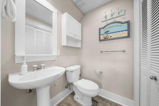 198 Somerset Bridge Rd Unit 117, Santa Rosa Beach, FL 32459 - bathroom featuring toilet, baseboards, visible vents, a closet, and wood finished floors