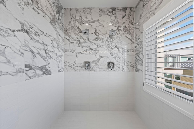 full bathroom featuring tiled shower