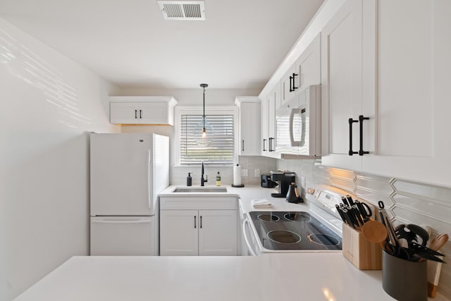 11 Beachside Dr Unit 913, Santa Rosa Beach, FL 32459 - kitchen featuring a sink, tasteful backsplash, white appliances, visible vents, and white cabinets