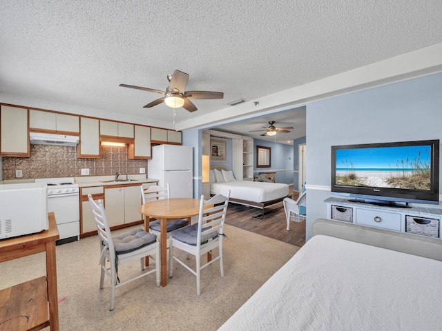 8730 Thomas Dr # 1203C, Panama City Beach, FL 32408 - dining area with light wood-type flooring, a textured ceiling, ceiling fan, and visible vents