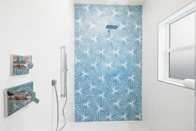 bathroom featuring a tile shower