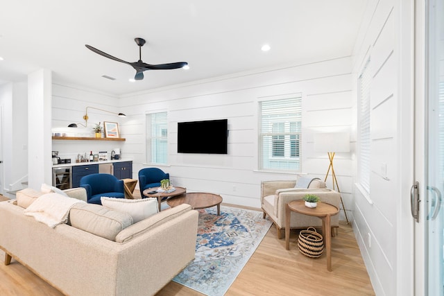 living area featuring wine cooler, a ceiling fan, light wood finished floors, visible vents, and recessed lighting
