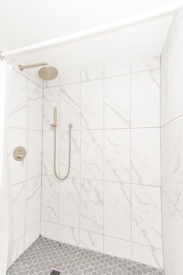 full bathroom featuring tiled shower
