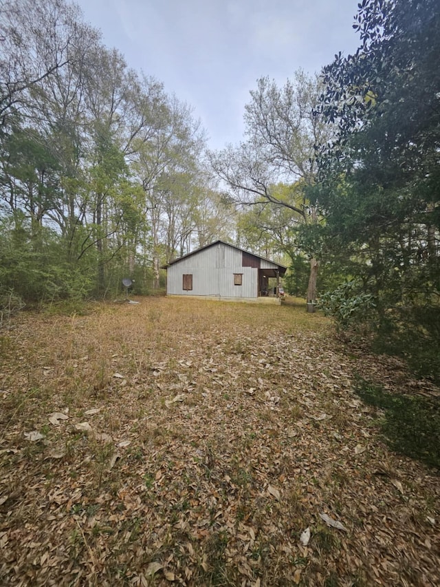 view of yard with an outbuilding
