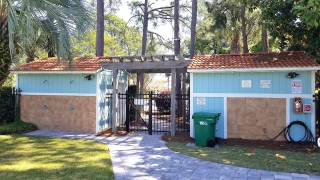 309 Wimico Cir, Destin, FL 32541 - garage featuring fence and a gate