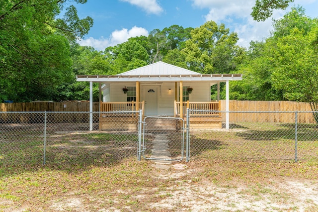 375 N Norwood Rd, Defuniak Springs, FL 32433 - view of front of property featuring a gate, a fenced front yard, metal roof, and a porch