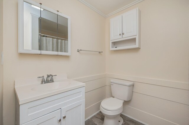 375 N Norwood Rd, Defuniak Springs, FL 32433 - bathroom featuring crown molding, toilet, vanity, and wainscoting