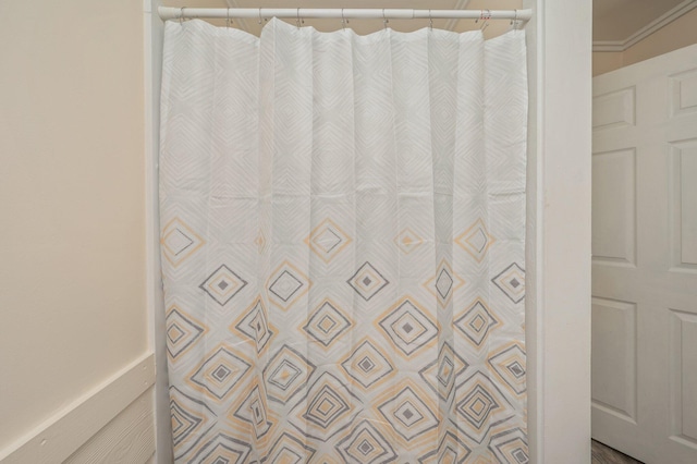 375 N Norwood Rd, Defuniak Springs, FL 32433 - full bath with curtained shower and crown molding