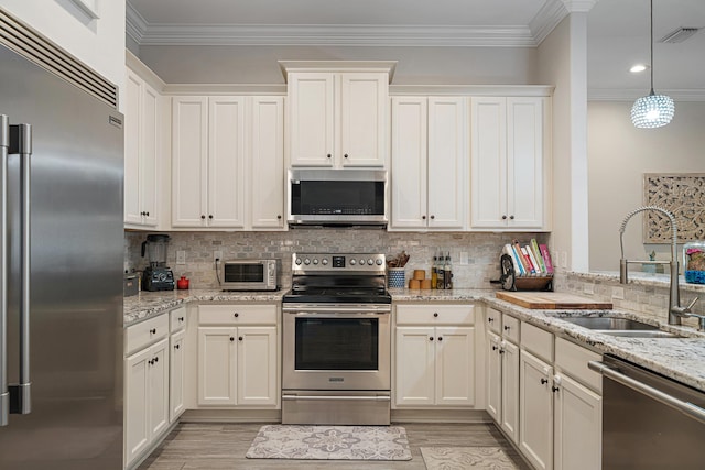 kitchen featuring a sink, stainless steel appliances, tasteful backsplash, visible vents, and ornamental molding