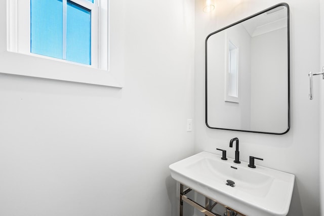 bathroom featuring a sink