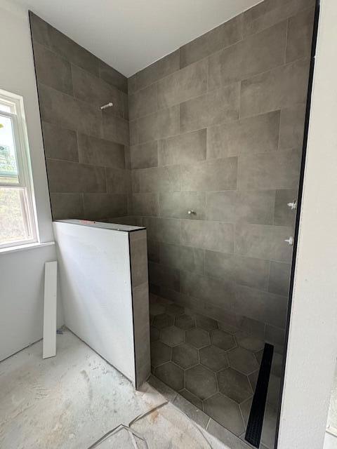 bathroom featuring tiled shower