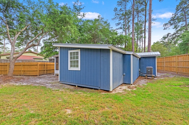 view of outdoor structure featuring an outbuilding and a fenced backyard