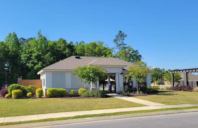 view of front facade with a front lawn and fence