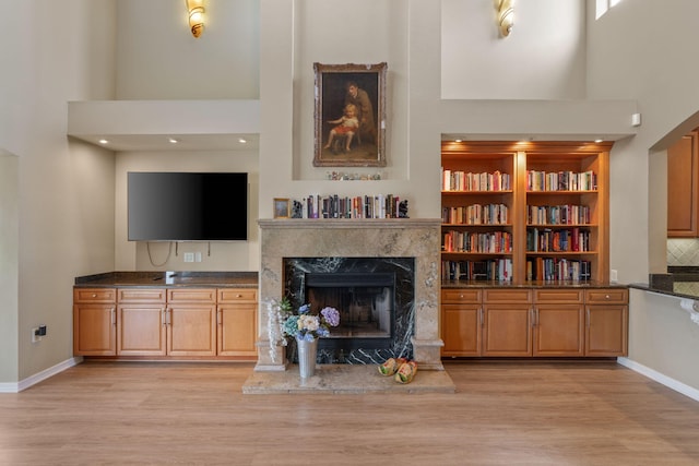 1124 Willowood Cir, Gulf Breeze, FL 32563 - living room with a towering ceiling, baseboards, and light wood-style flooring