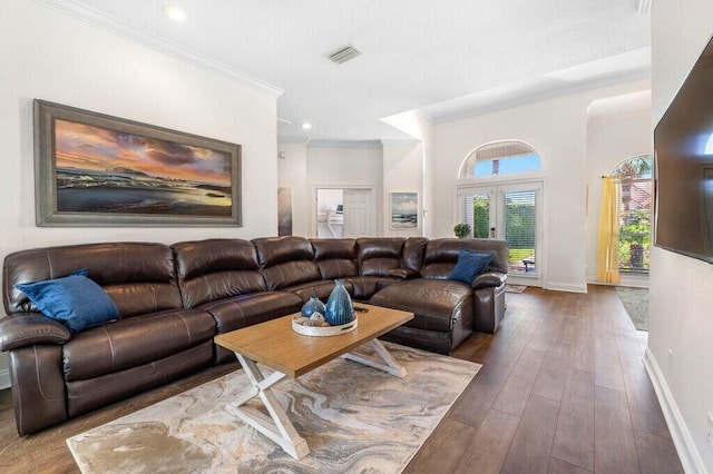 living room with baseboards, recessed lighting, crown molding, visible vents, and hardwood / wood-style flooring