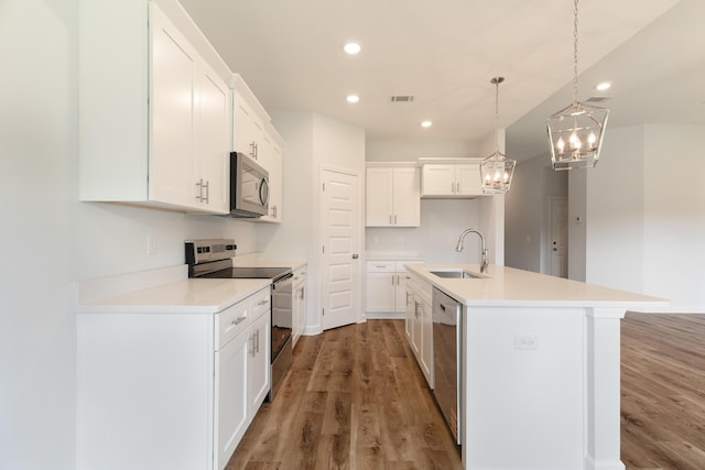 6117 Tansey St, Crestview, FL 32539 - kitchen featuring a sink, appliances with stainless steel finishes, recessed lighting, a chandelier, and light wood-type flooring