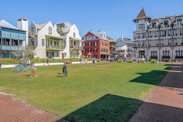 view of property's community featuring a yard and a residential view