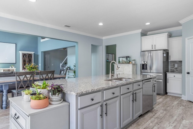 730 Cornelia St, Freeport, FL 32439 - kitchen featuring a sink, appliances with stainless steel finishes, a kitchen island with sink, light wood-type flooring, and ornamental molding