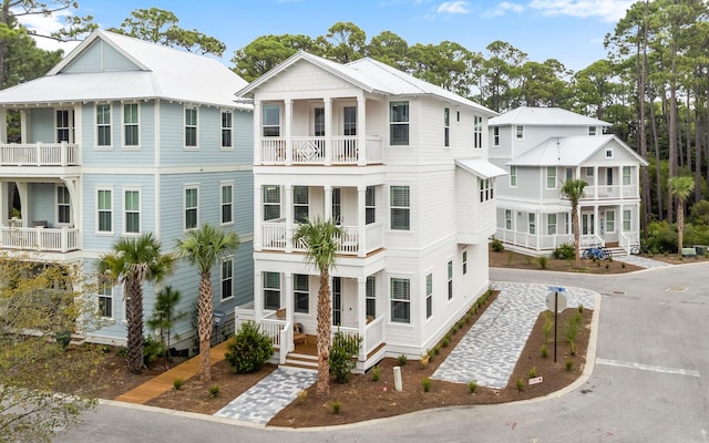 view of front of house featuring driveway