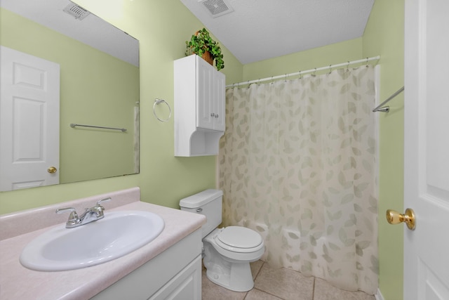full bathroom featuring visible vents, toilet, vanity, and a shower with curtain