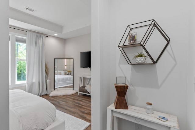 bedroom featuring recessed lighting, visible vents, wood finished floors, and baseboards