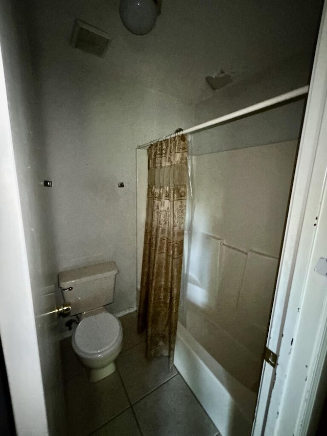 full bath with toilet, a shower with shower curtain, tile patterned flooring, and visible vents