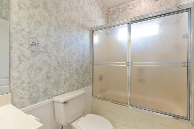 809 Main St, Destin, FL 32541 - full bath featuring enclosed tub / shower combo, wainscoting, wallpapered walls, and toilet
