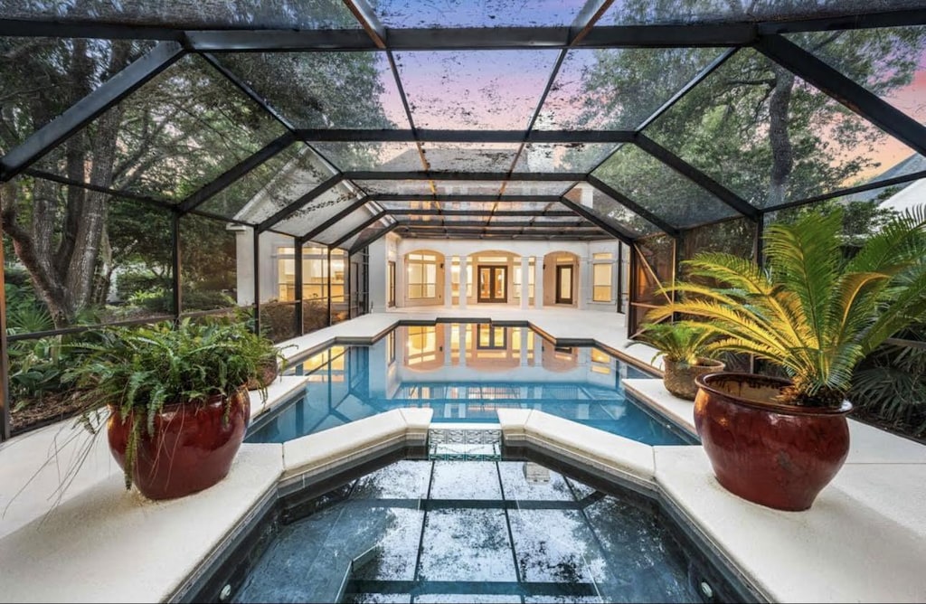 pool featuring an in ground hot tub and a patio area