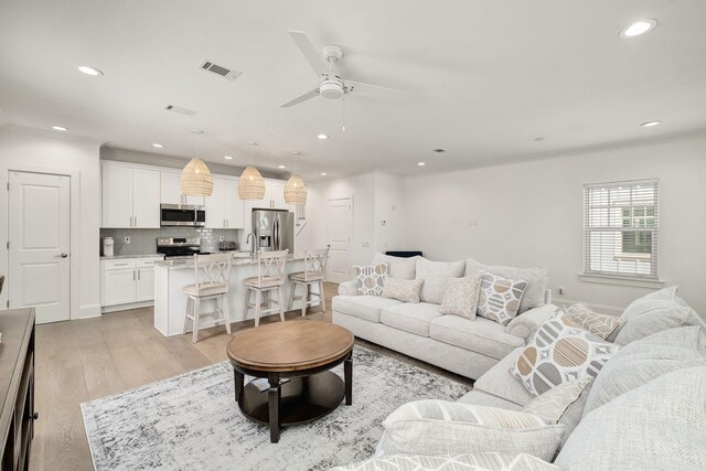 living room featuring visible vents, recessed lighting, light wood-style flooring, and a ceiling fan