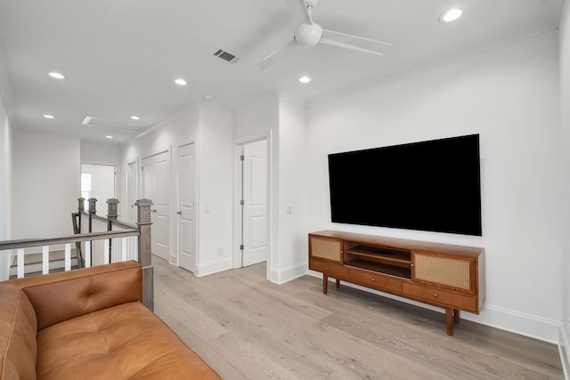 living area with recessed lighting, light wood-style floors, ceiling fan, visible vents, and baseboards