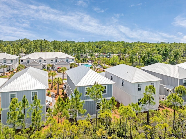 birds eye view of property featuring a residential view and a forest view