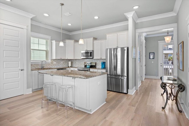 1454 Seaside Cir, Navarre, FL 32566 - kitchen featuring a center island, a sink, light wood finished floors, and stainless steel appliances