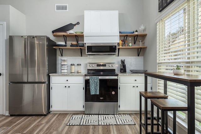 2527 Georgetown Ln, Fort Walton Beach, FL 32547 - kitchen featuring open shelves, stainless steel appliances, visible vents, and backsplash