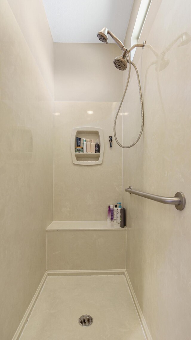 554 Magnolia Lake Dr, Defuniak Springs, FL 32433 - full bathroom featuring a shower