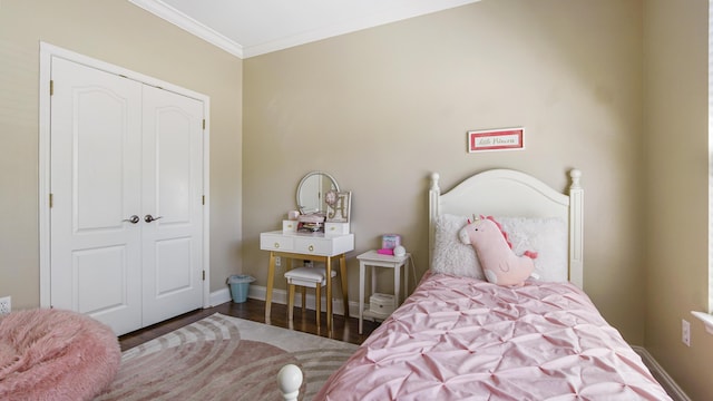 554 Magnolia Lake Dr, Defuniak Springs, FL 32433 - bedroom featuring ornamental molding, baseboards, wood finished floors, and a closet